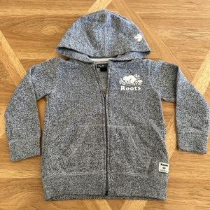 Roots hooded zip up sweatshirt. 4t. Salt and pepper colour.